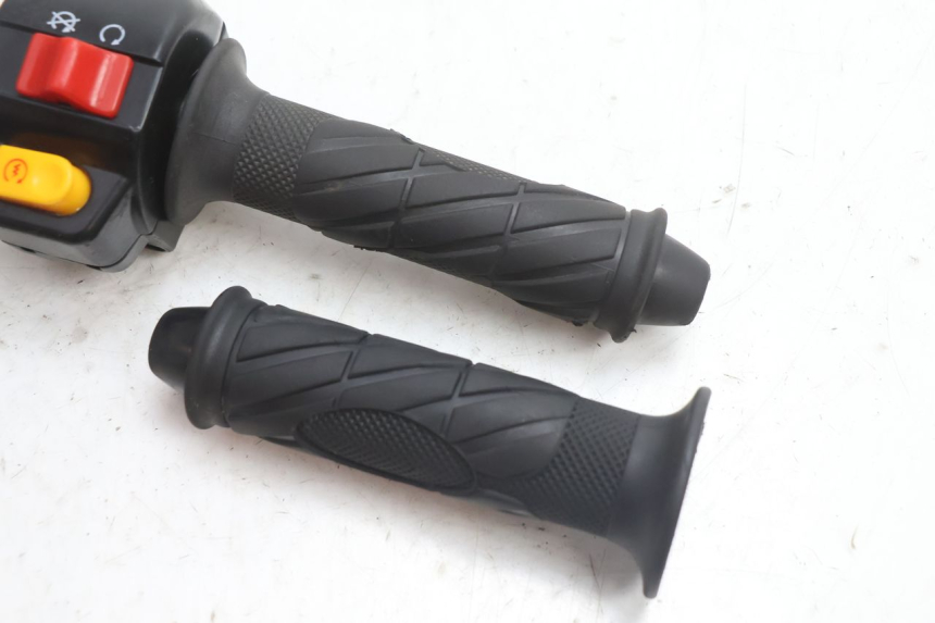 photo de RECHTS SCHALTER TNT MOTOR ROMA 10' 4T 50 (2007 - 2018) - Zoom auf Gebrauchszustand