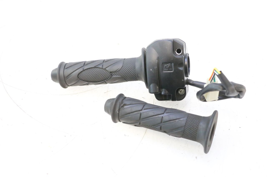 photo de RECHTS SCHALTER TNT MOTOR ROMA 12' 2T 50 (2007 - 2018) - Alternative Perspektive