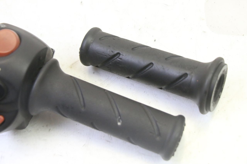 photo de RECHTS SCHALTER PEUGEOT SATELIS 125 (2013 - 2018) - Zoom auf Gebrauchszustand