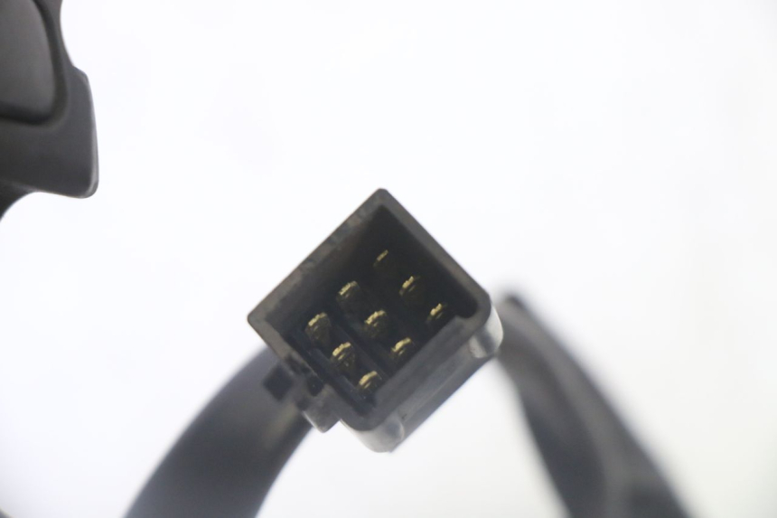 photo de RECHTS SCHALTER PEUGEOT SATELIS 125 (2013 - 2018) - Details der Befestigungspunkte