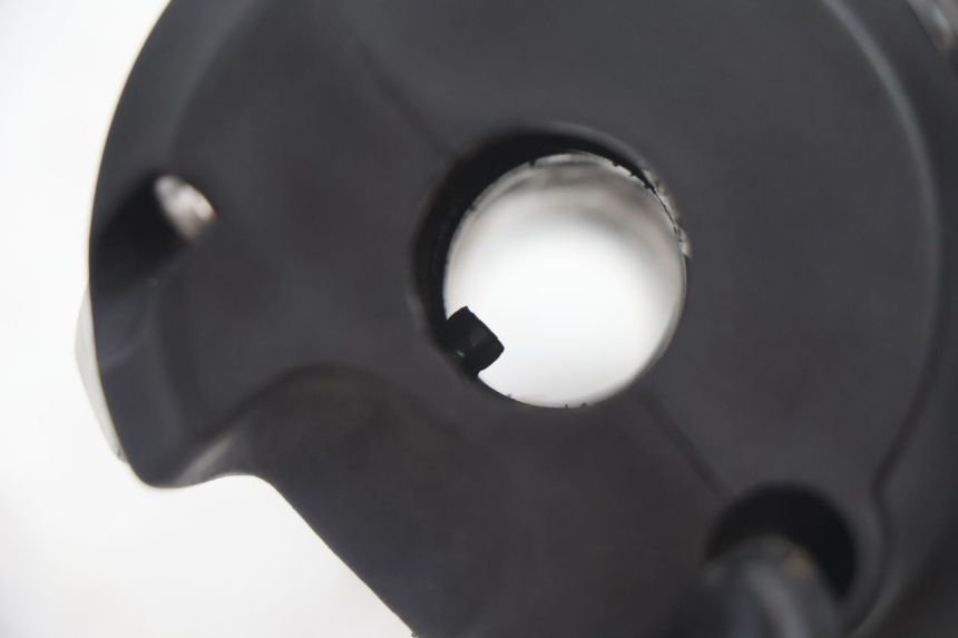 photo de RECHTS SCHALTER PEUGEOT SATELIS 125 (2013 - 2018) - Details der Befestigungspunkte