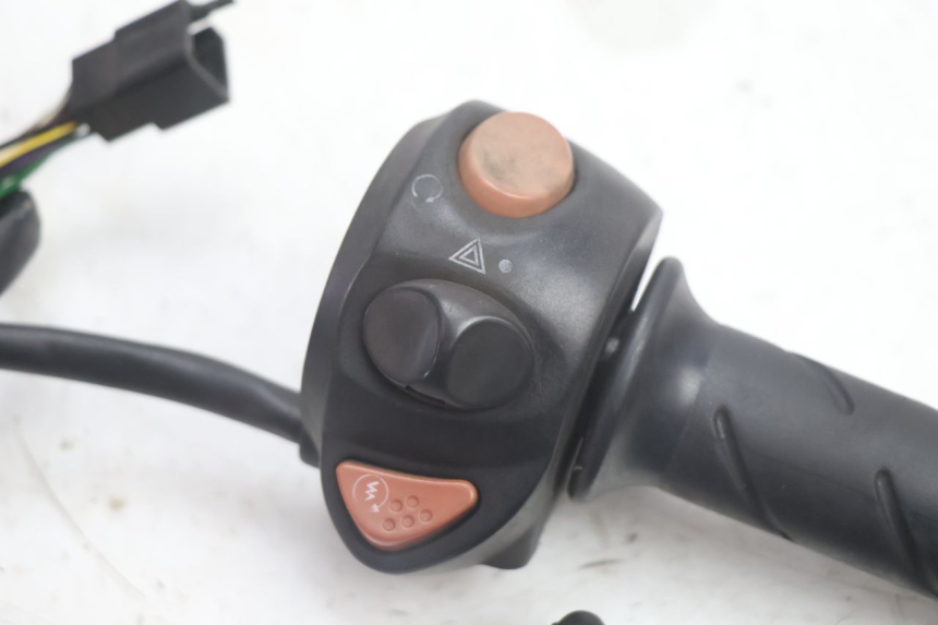 photo de RECHTS SCHALTER PEUGEOT SATELIS 125 (2013 - 2018) - Detailansicht des Bauteils