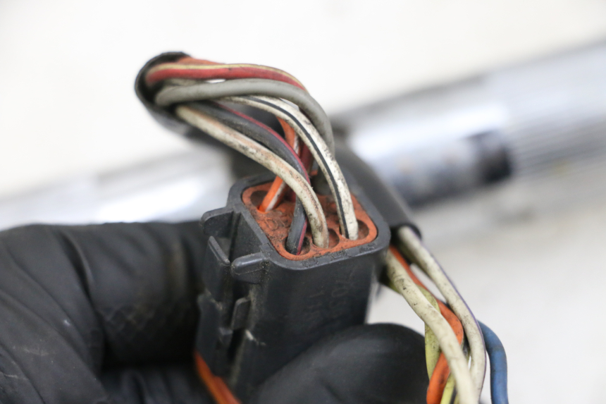 photo de RECHTS SCHALTER HARLEY DAVIDSON SPORTSTER XL CUSTOM 1200 (2003 - 2004) - Oberflächenzustand und Material