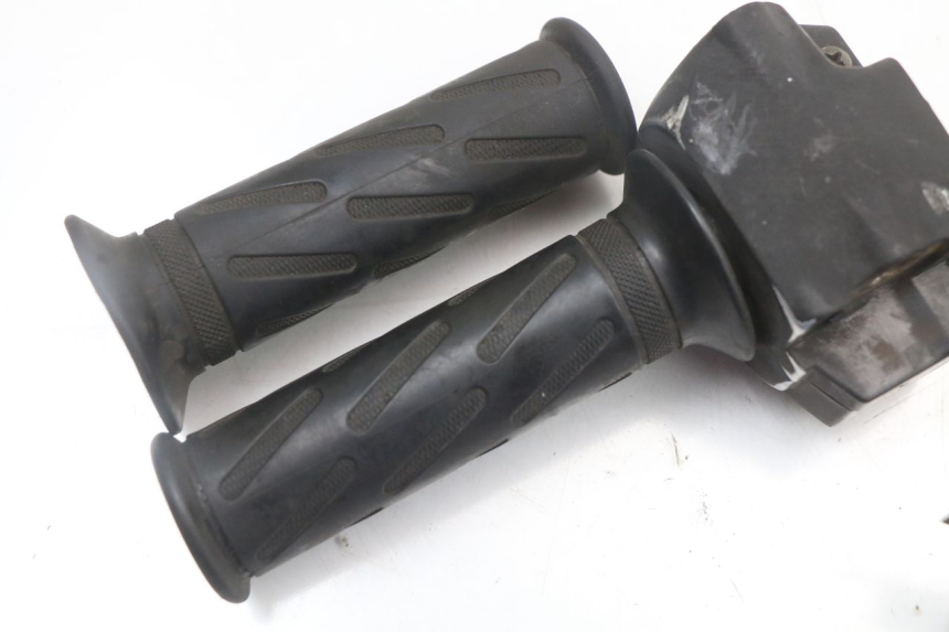 photo de RECHTS SCHALTER PEUGEOT STREETZONE 2T 50 (2014 - 2019) - Details der Befestigungspunkte