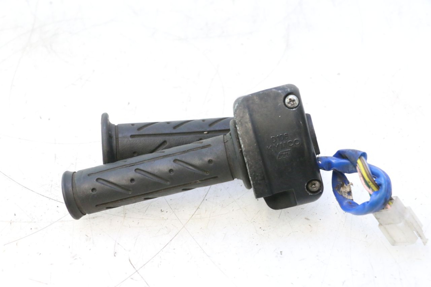 photo de RECHTS SCHALTER KYMCO SUPER 8 2T 50 (2007 - 2013) - Details der Befestigungspunkte