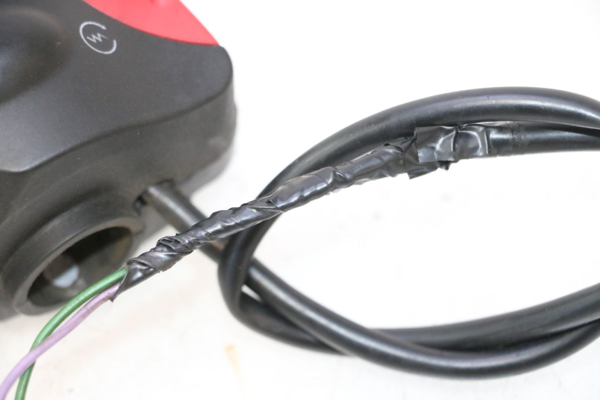 photo de RECHTS SCHALTER PEUGEOT TREKKER TKR 50 (2005 - 2014) - Details der Befestigungspunkte