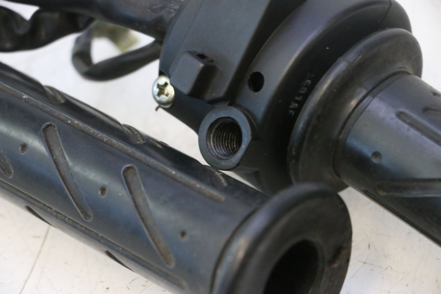 photo de RECHTS SCHALTER DAELIM VJ ROADWIN 125 (2004 - 2007) - Details der Befestigungspunkte