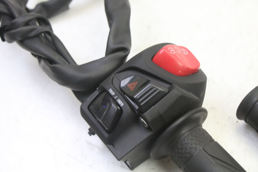 photo de RECHTS SCHALTER YAMAHA XMAX X-MAX 125 (2021 - 2025) - Detailansicht des Bauteils