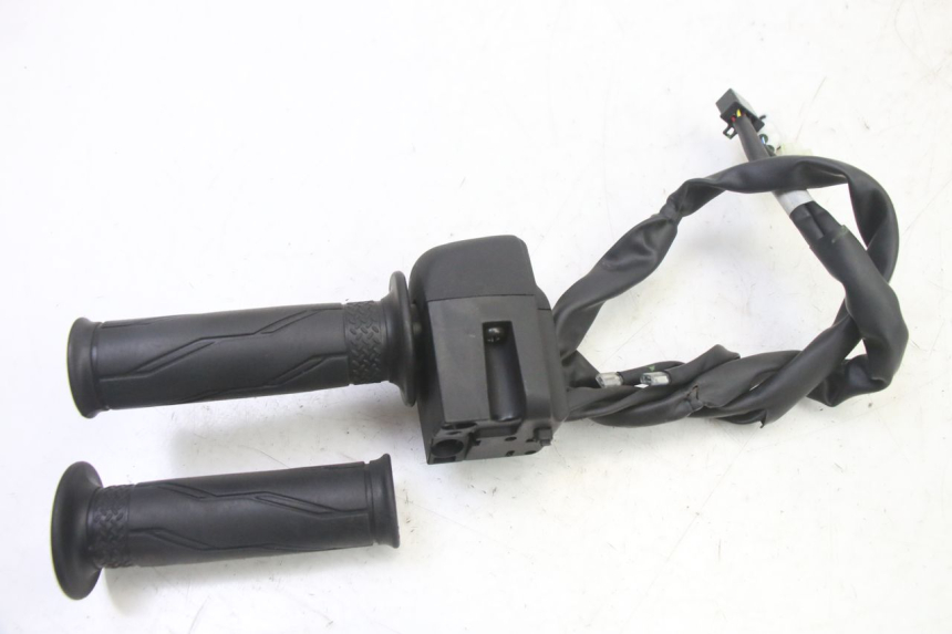 photo de RECHTS SCHALTER YAMAHA XMAX X-MAX 125 (2021 - 2025) - Gesamtansicht des Produkts