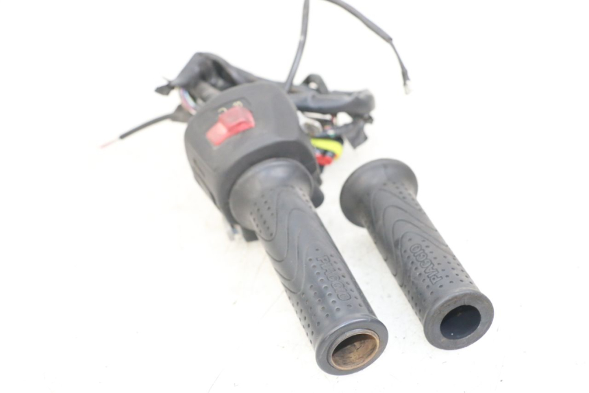 photo de RECHTER LENKERHEBEL PIAGGIO X10 125 (2012 - 2017) - Details der Befestigungspunkte