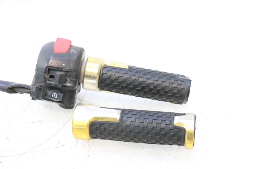 photo de RECHTS SCHALTER YAMAHA XP T-MAX ABS 500 (2005 - 2005) - Detailansicht des Bauteils