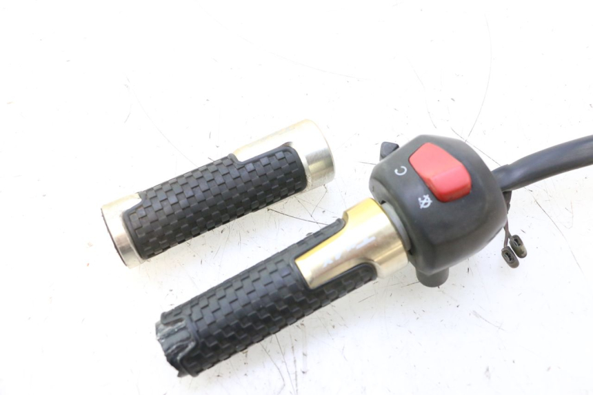 photo de RECHTS SCHALTER YAMAHA XP T-MAX ABS 500 (2005 - 2005) - Technische Nahaufnahme