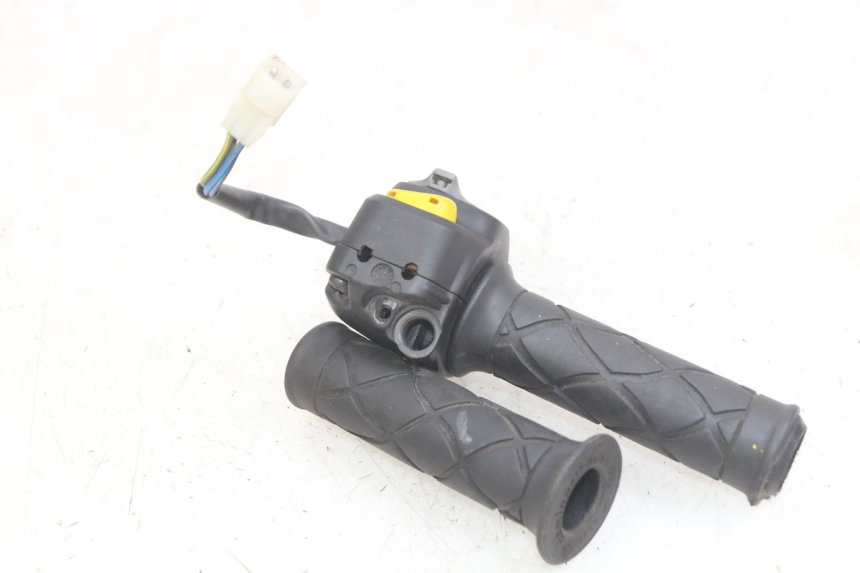 photo de RECHTER LENKERHEBEL YAMAHA YP MAJESTY 125 (1998 - 2001) - Detailansicht des Bauteils