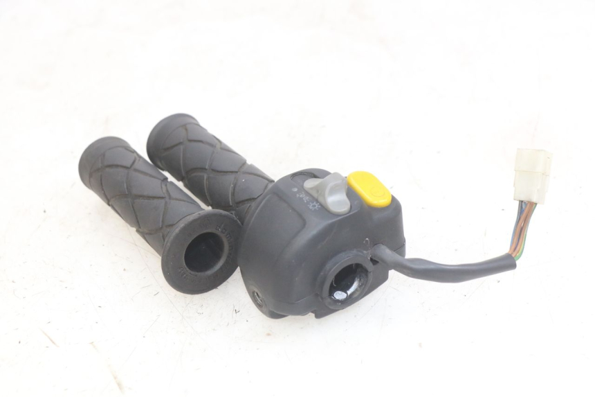 photo de RECHTER LENKERHEBEL YAMAHA YP MAJESTY 125 (1998 - 2001) - Zoom auf Gebrauchszustand