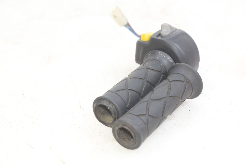 photo de RECHTER LENKERHEBEL YAMAHA YP MAJESTY 125 (1998 - 2001) - Technische Nahaufnahme