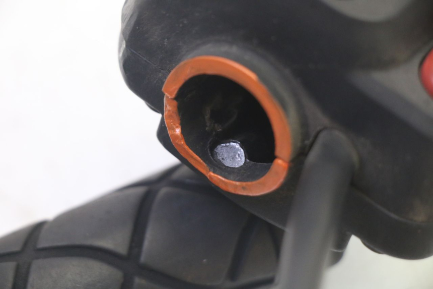 photo de RECHTER LENKERHEBEL YAMAHA YP MAJESTY 125 (2007 - 2010) - Details der Befestigungspunkte