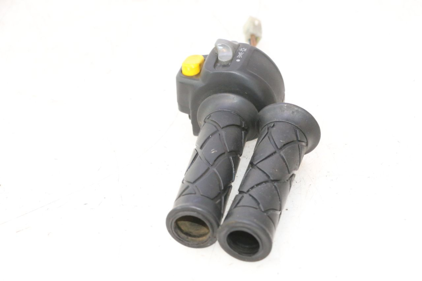 photo de RECHTER LENKERHEBEL YAMAHA YP MAJESTY 125 (1998 - 2001) - Details der Befestigungspunkte
