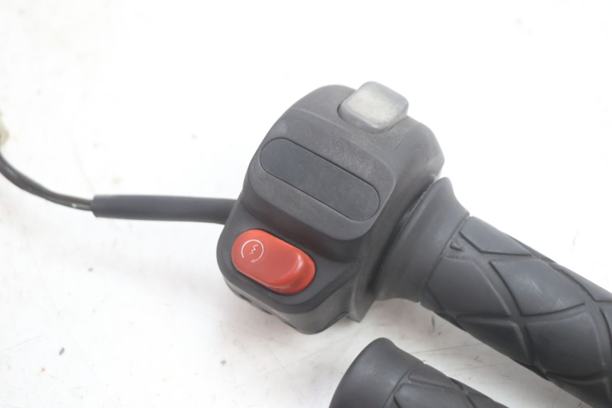 photo de RECHTER LENKERHEBEL YAMAHA YP MAJESTY 125 (2002 - 2006) - Detailansicht des Bauteils