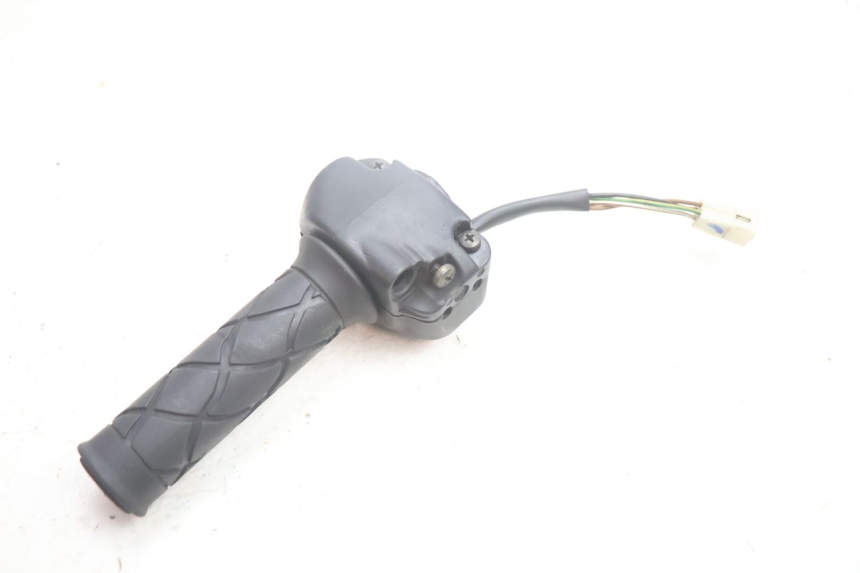 photo de RECHTER LENKERHEBEL YAMAHA YP MAJESTY 125 (2002 - 2006) - Details der Befestigungspunkte