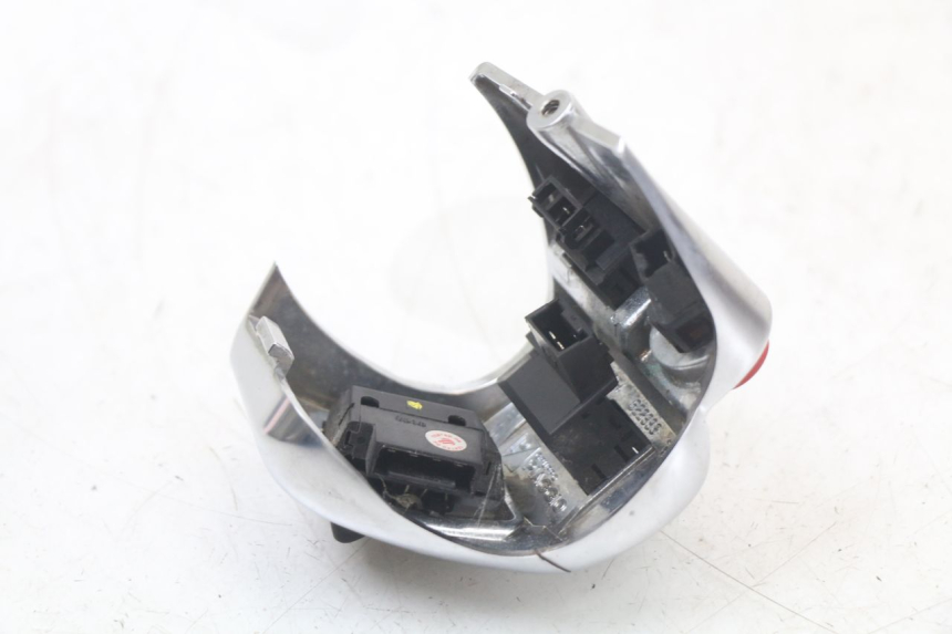 photo de LINKS SCHALTER PIAGGIO MP3 HPE 350 (2018 - 2020) - Details der Befestigungspunkte