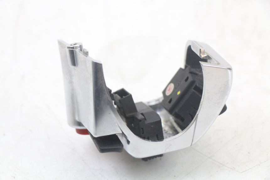 photo de LINKS SCHALTER PIAGGIO MP3 HPE 350 (2018 - 2020) - Oberflächenzustand und Material