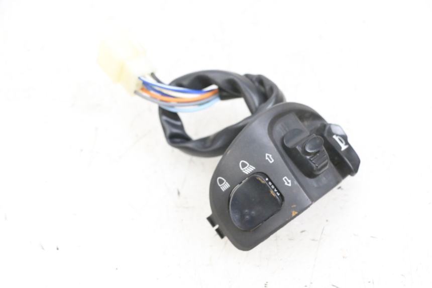 photo de LINKS SCHALTER EFUN PUSA 1 - Details der Befestigungspunkte