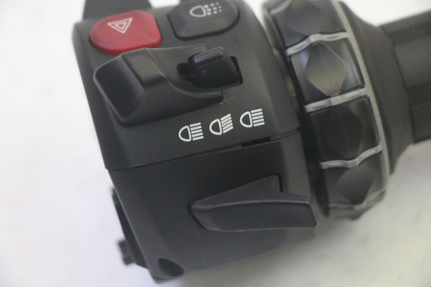 photo de LINKS SCHALTER BMW R GS 1250 (2021 - 2024) - Details der Befestigungspunkte