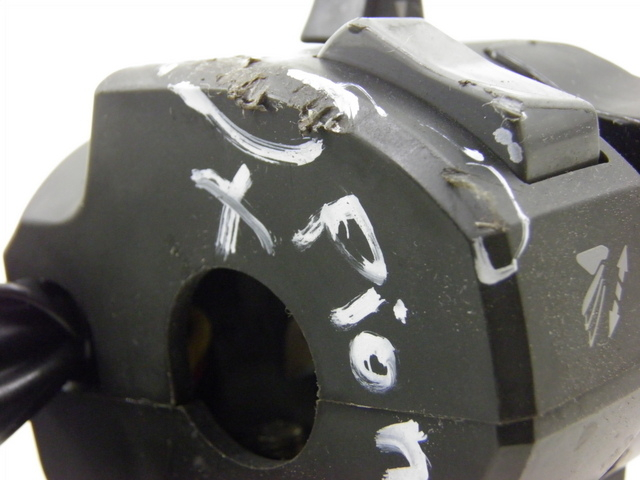 photo de LINKS SCHALTER YAMAHA FJR 1300 (2004 - 2005) - Oberflächenzustand und Material