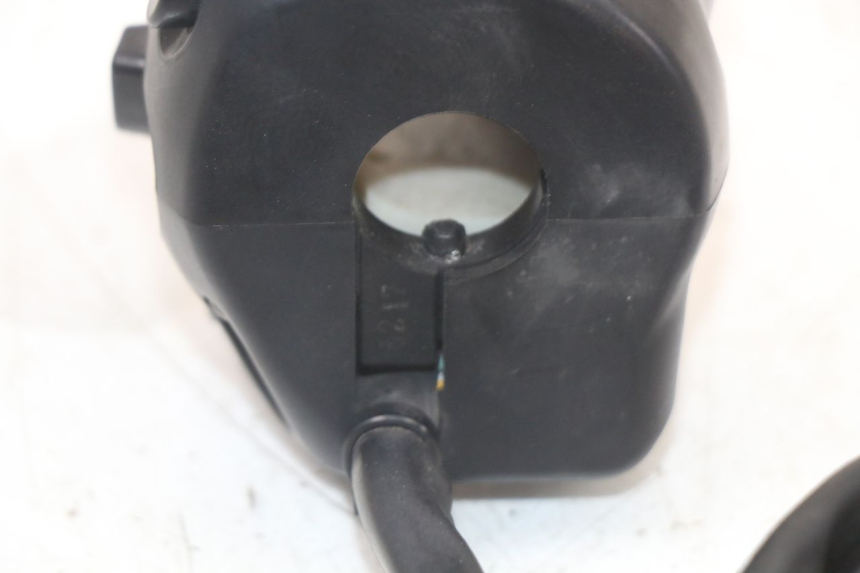 photo de LINKS SCHALTER YAMAHA FZ1 FAZER 1000 (2007 - 2009) - Details der Befestigungspunkte