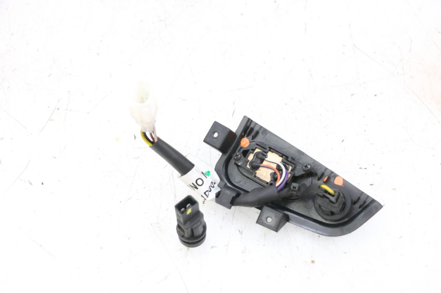 photo de SCHALTER PIAGGIO MP3 HPE 300 (2019 - 2026) - Zoom auf Gebrauchszustand