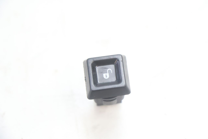 photo de SITZBANK-ENTRIEGELUNGSSCHALTER PIAGGIO MP3 HPE 530 (2022 - 2026) - Detailansicht des Bauteils