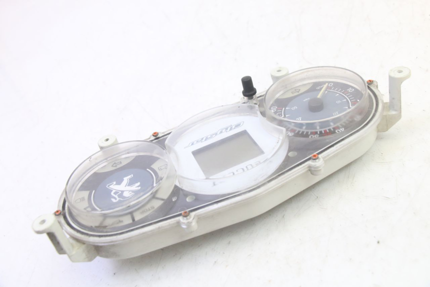 photo de TACHOMETER PEUGEOT CITYSTAR 50 (2013 - 2017) - Details der Befestigungspunkte