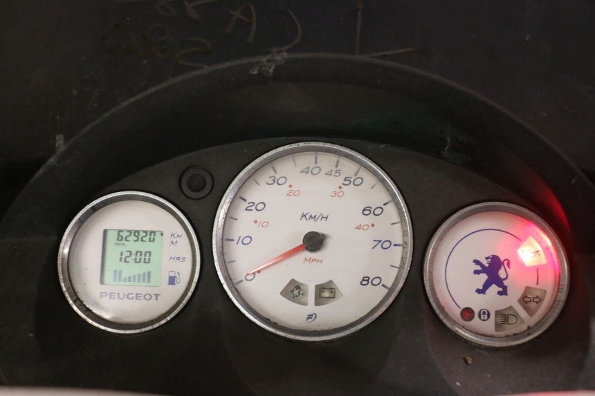 photo de TACHOMETER PEUGEOT ELYSTAR 50 (2002 - 2014) - Detailansicht des Bauteils