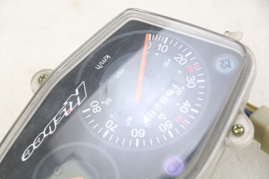 photo de TACHOMETER PEUGEOT KISBEE 4T 50 (2010 - 2017) - Details der Befestigungspunkte