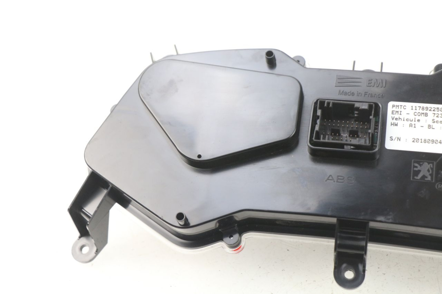 photo de TACHOMETER  PEUGEOT METROPOLIS 400 (2017 - 2020) - Oberflächenzustand und Material