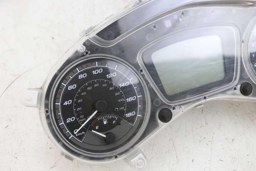 photo de TACHOMETER  PIAGGIO MP3 HPE 300 (2019 - 2026) - Fokus auf die Struktur