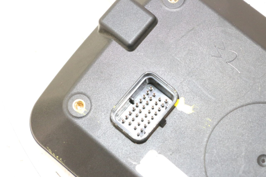photo de TACHOMETER  PIAGGIO MP3 HPE 530 (2022 - 2026) - Oberflächenzustand und Material