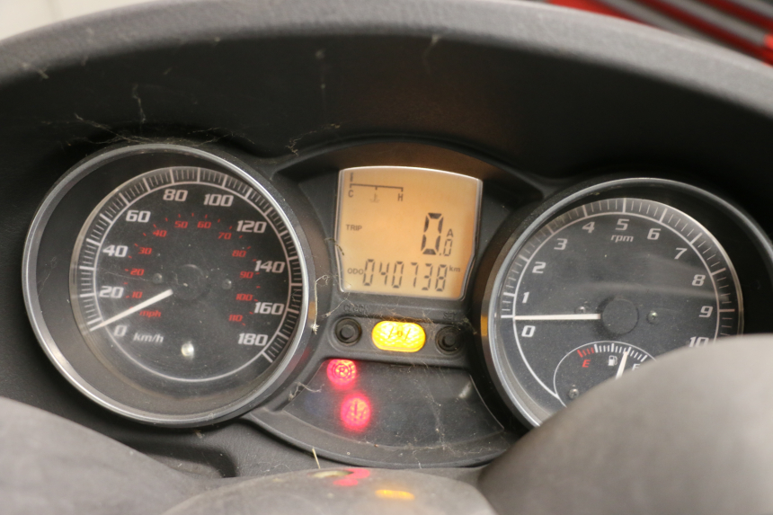 photo de TACHOMETER PIAGGIO MP3 LT 400 (2007 - 2012) - Details der Befestigungspunkte