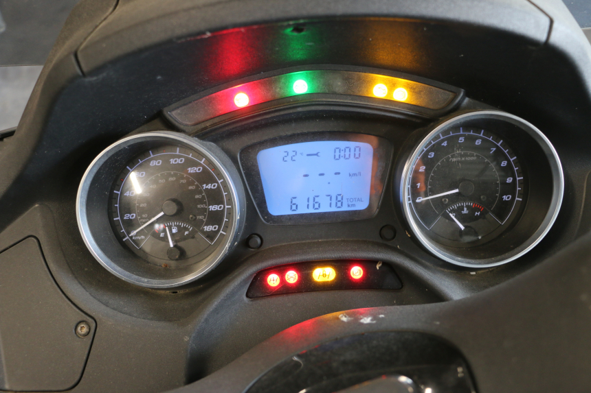 photo de TACHOMETER  PIAGGIO MP3 500 (2016 - 2018) - Oberflächenzustand und Material