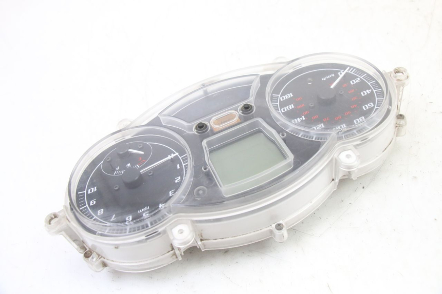 photo de TACHOMETER PIAGGIO MP3 LT 400 (2007 - 2012) - Details der Befestigungspunkte