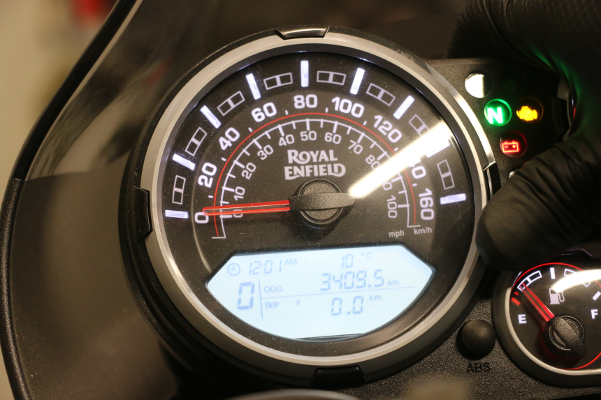 photo de TACHOMETER  ROYAL ENFIELD HYMALAYAN 410 (2016 - 2023) - Zoom auf Gebrauchszustand