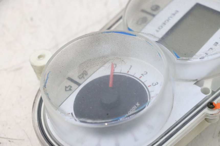 photo de TACHOMETER PEUGEOT SATELIS COMPRESSOR K15 125 (2006 - 2009) - Details der Befestigungspunkte