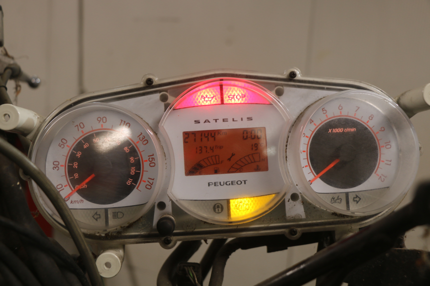 photo de TACHOMETER PEUGEOT SATELIS 125 (2006 - 2009) - Fokus auf die Struktur