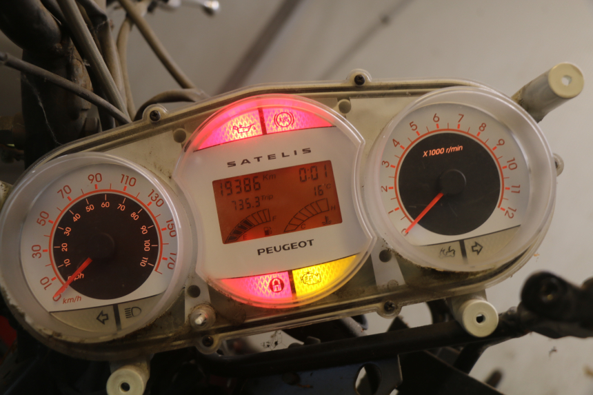 photo de TACHOMETER PEUGEOT SATELIS 125 (2010 - 2012) - Zoom auf Komponenten