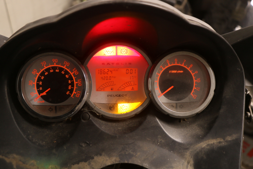 photo de TACHOMETER PEUGEOT SATELIS 125 (2010 - 2012) - Fokus auf die Struktur