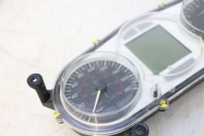 photo de TACHOMETER  PEUGEOT SATELIS 125 (2013 - 2018) - Details der Befestigungspunkte