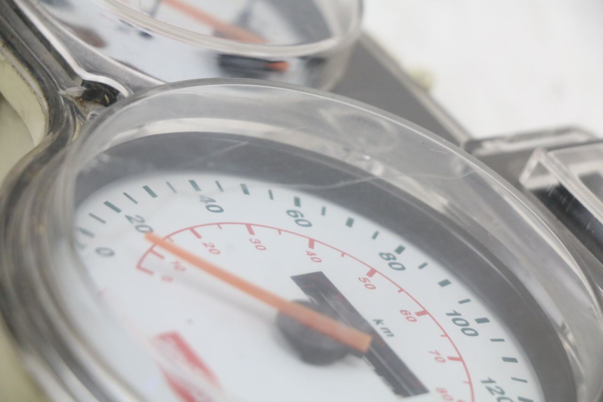 photo de TACHOMETER  APRILIA SCARABEO GT 125 (1999 - 2007) - Details der Befestigungspunkte