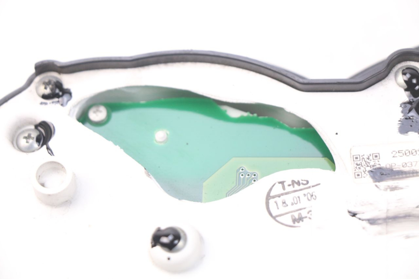 photo de TACHOMETER  TRIUMPH SPRINT ST ABS 1050 (2005 - 2007) - Oberflächenzustand und Material