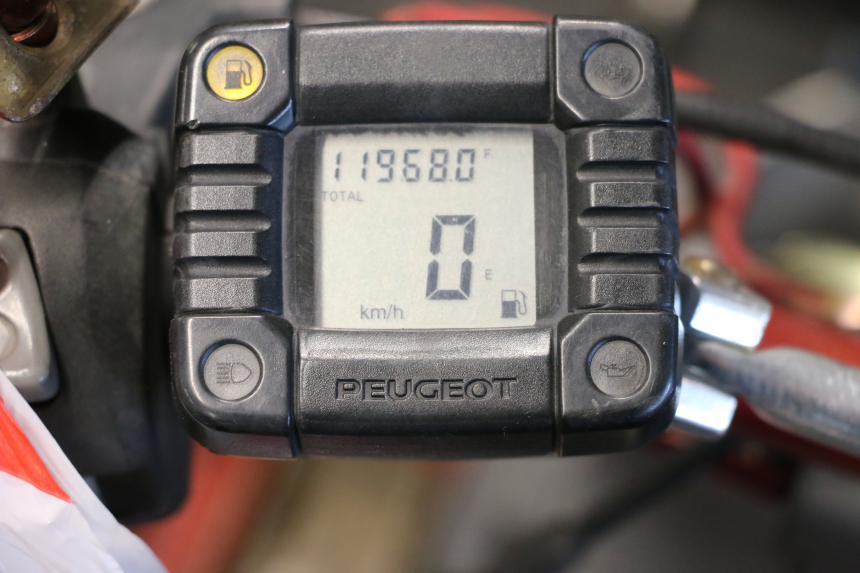 photo de TACHOMETER PEUGEOT TREKKER 50 (1995 - 2004) - Zoom auf Gebrauchszustand