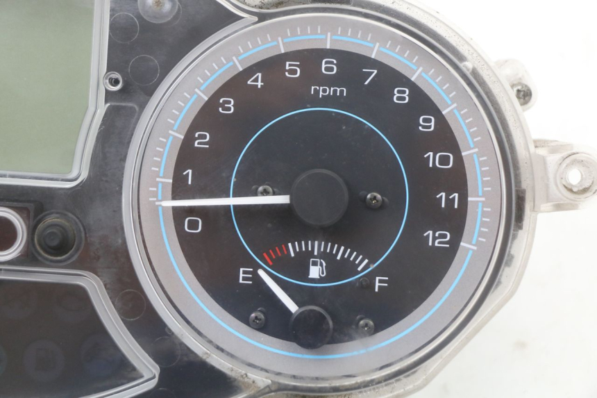 photo de TACHOMETER PIAGGIO XEVO - X EVO 125 (2007 - 2017) - Details der Befestigungspunkte
